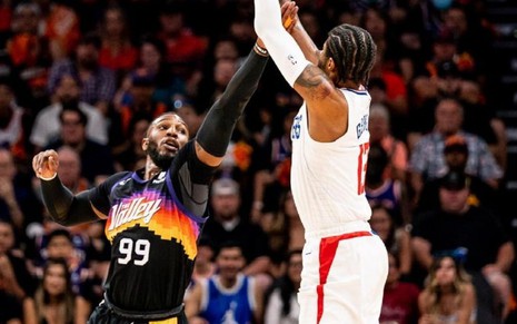 Imagem de Jae Crowder (Phoenix Suns) e Paul George (LA Clippers) disputando bola no jogo 1 das finais do Oeste na NBA