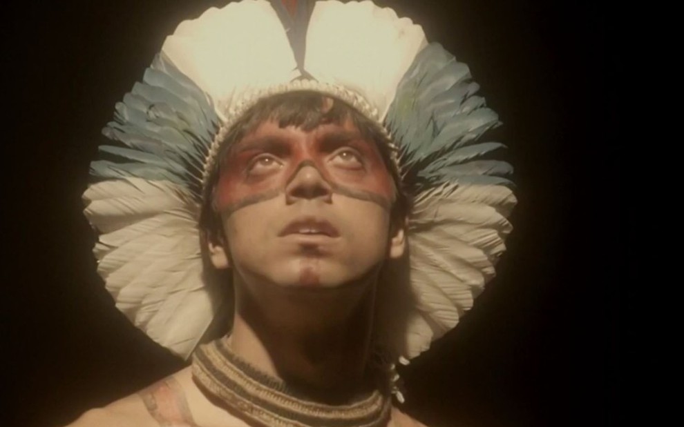 O ator Rodrigo Simas Caracterizado como índio em Novo Mundo (2017)