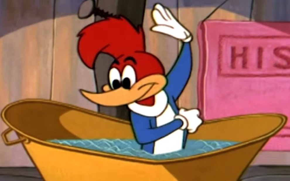 Pica-Pau toma banho em uma banheira em um dos episódios do desenho