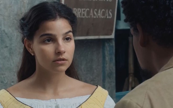 Pilar (Gabriela Medvedovski) olha para Samuel/Jorge (Michel Gomes), que está de costas, em Nos Tempos do Imperador