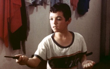 O ator Fernando Ramos da Silva (1967-1987) no filme Pixote, a Lei do Mais Fraco (1980), com uma faca na mão, expressão séria
