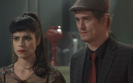 Violeta (Gabriela Saadi) e Waldisney (Pedro Lemos) em cena da novela Poliana Moça