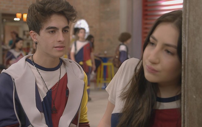 Éric (Lucas Burgatti) e Helena (Luisa Bresser) em cena da novela Poliana Moça