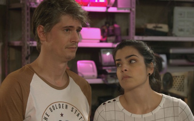 Waldisney (Pedro Lemos) e Violeta (Gabriela Saadi) lado a lado em cena de Poliana Moça