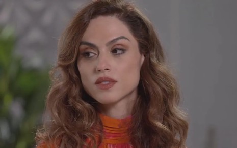 A atriz Ana Paula Valverde com expressão séria e perversa em cena de Poliana Moça