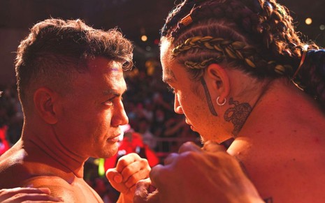Popó e Whindersson Nunes se encaram durante evento de luta de boxe