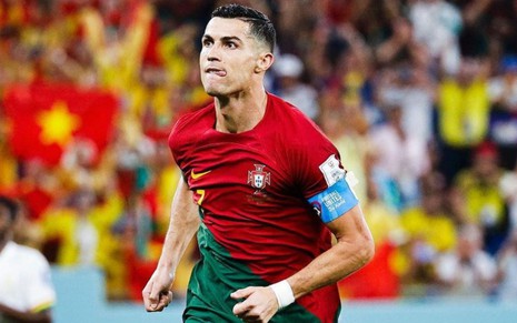 Cristiano Ronaldo, de Portugal, veste uniforme vermelho e verde durante partida da seleção