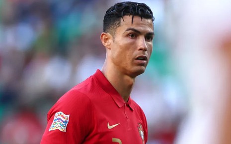 Cristiano Ronaldo veste uniforme vermelho com detalhes dourados durante jogo da seleção portuguesa