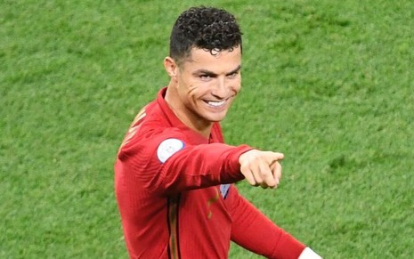 Cristiano Ronaldo, de Portugal, comemora gol em partida e veste uniforme vermelho da seleção