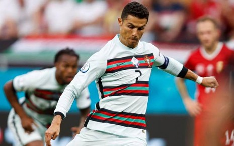 O atacante Cristiano Ronaldo faz movimento para chutar a bola em jogo da Eurocopa