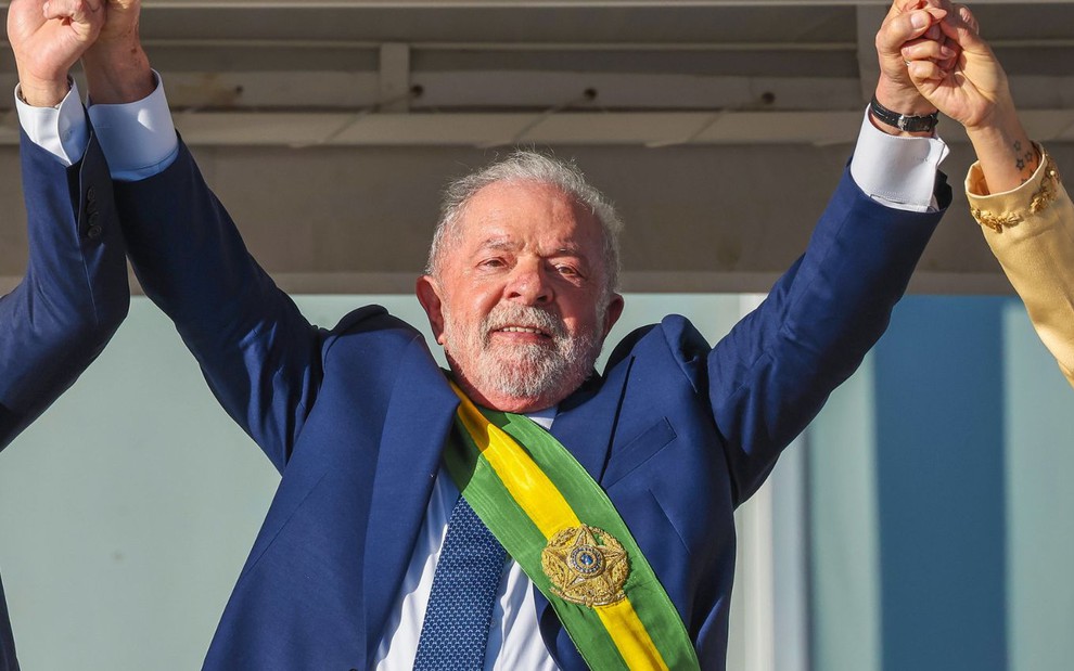 Lula tem os braços erguidos durante cerimônia de posse em Brasília