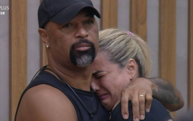 Dinei abraça Andreia enquanto a participante chora
