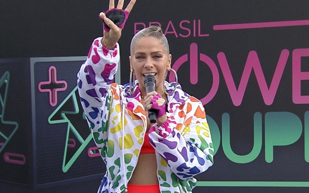 Adriane Galisteu de roupa colorida no Power Couple Brasil, da Record