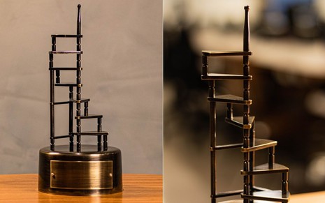 Montagem com fotos do troféu do Prêmio Notícias da TV 2021; a obra é uma escada em miniatura feita em bronze