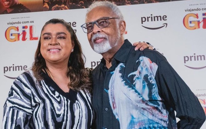 Preta e Gilberto Gil estão abraçados, em evento de lançamento da Amazon