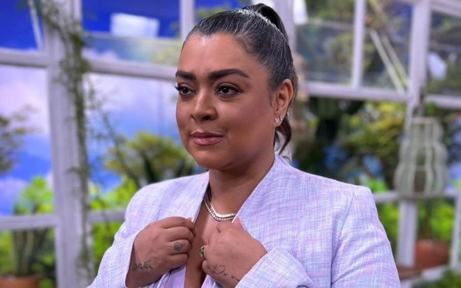 Preta Gil com terno clarinho e cara séria