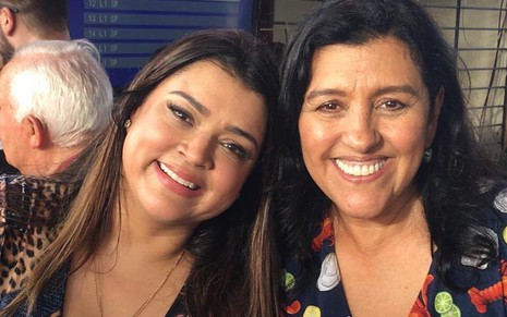Preta Gil sorri ao lado de Regina Casé em foto publicada no Instagram