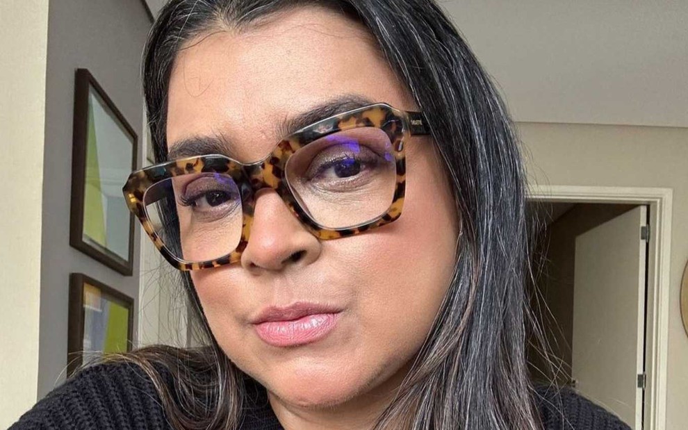 A cantora Preta Gil de óculos de grau e expressão séria em foto em close, publicada, em seu Instagram