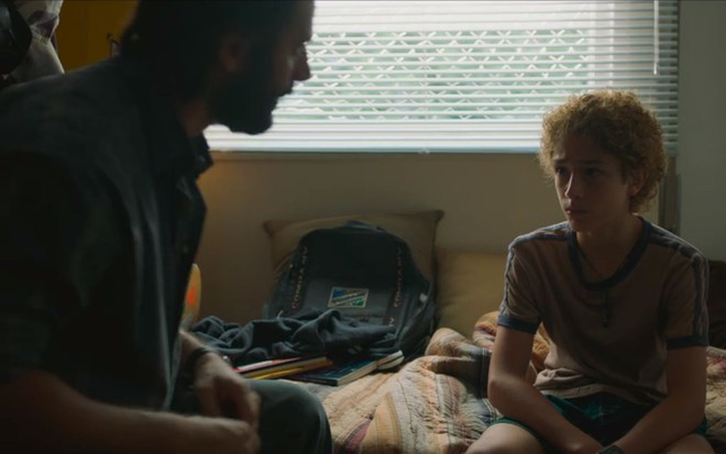 Flavio Tolezani parece agressivo, enquanto Guilherme Garcia está cabisbaixo e acuado. A cena é da série Dom, do Prime Video
