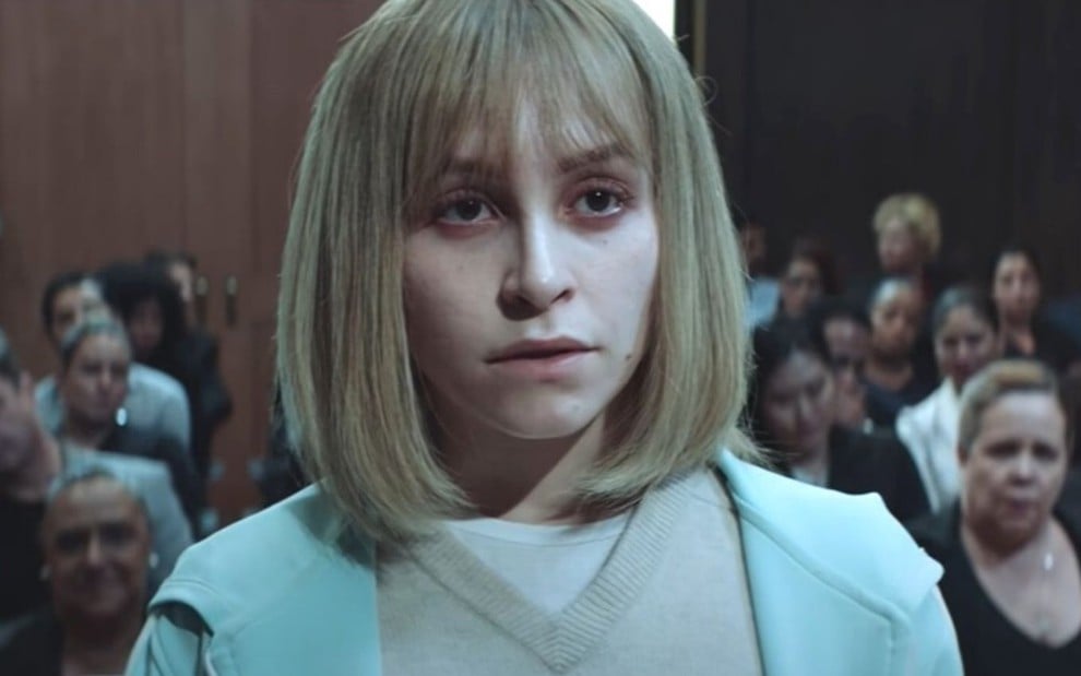 Carla Diaz como Suzane von Richthofen em cena do julgamento no filme O Menino Que Matou Meus Pais