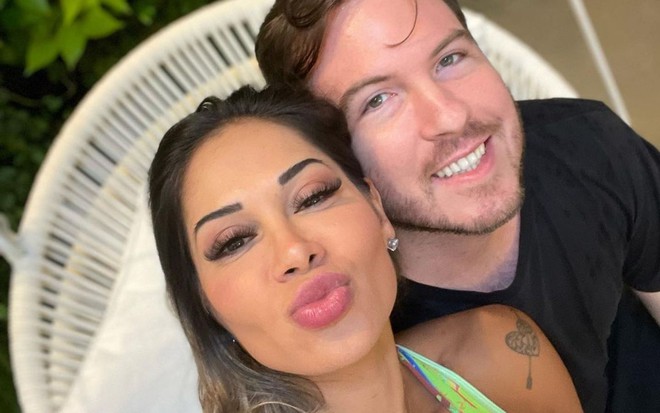 Maíra Cardi e Thiago Nigro em selfie; ela veste uma regata verde e ele uma camiseta preta