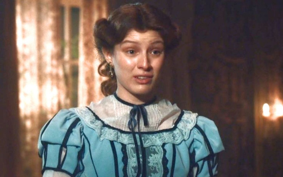 Giulia Gayoso com expressão esperançosa em cena como a princesa Isabel na novela Nos Tempos do Imperador