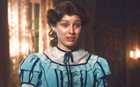 Giulia Gayoso com expressão esperançosa em cena como a princesa Isabel na novela Nos Tempos do Imperador