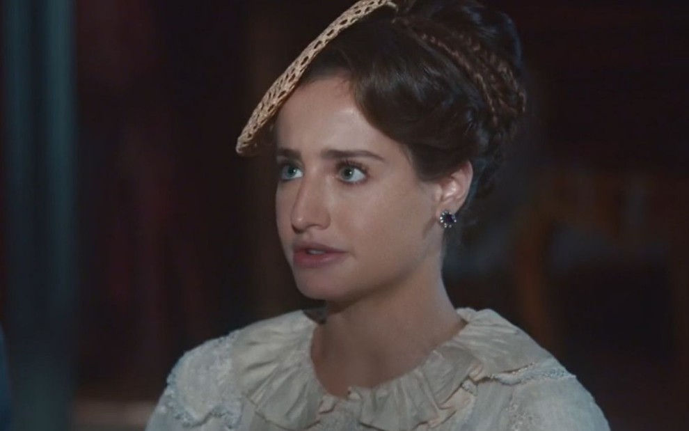 Bruna Griphao com expressão séria em cena como a princesa Leopoldina na novela Nos Tempos do Imperador