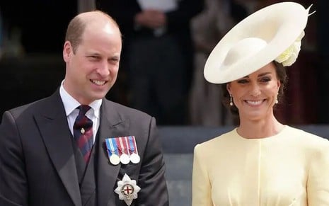 Príncipe William e Kate Middleton posam para foto em evento da realeza britânica
