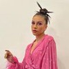Priscilla Alcantara posa para foto de vestido rosa