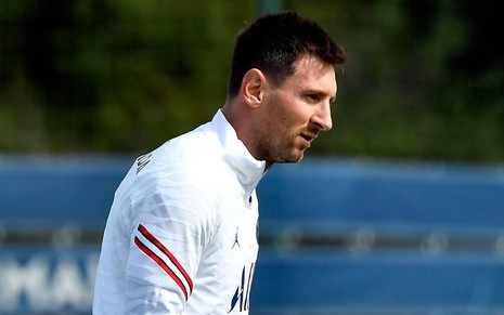 Lionel Messi olhando para a bola em jogo do Campeonato Francês
