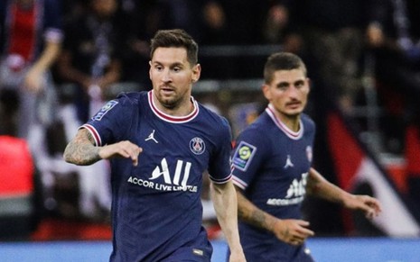 Lionel Messi corre com a bola enquanto é observado por Verratti em jogo do PSG no Campeonato Francês