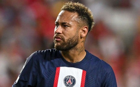 Neymar, do PSG, veste uniforme azul com detalhes brancos e vermelhos durante partida