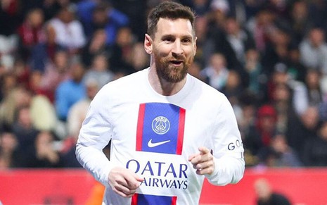 Messi, do PSG, veste uniforme branco com detalhes azuis e vermelhos durante partida