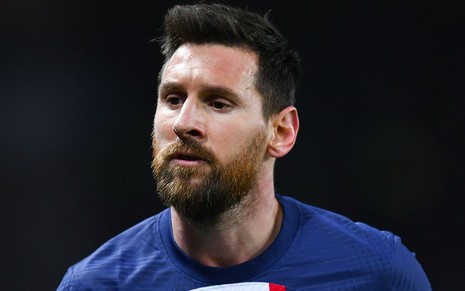 Messi, do PSG, veste uniforme azul com detalhes nas cores branca e vermelha durante partida