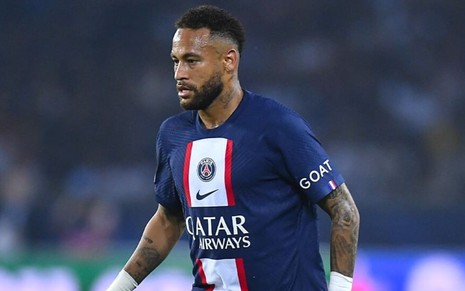 Neymar, do PSG, veste uniforme azul com detalhes brancos e vermelhos durante partida