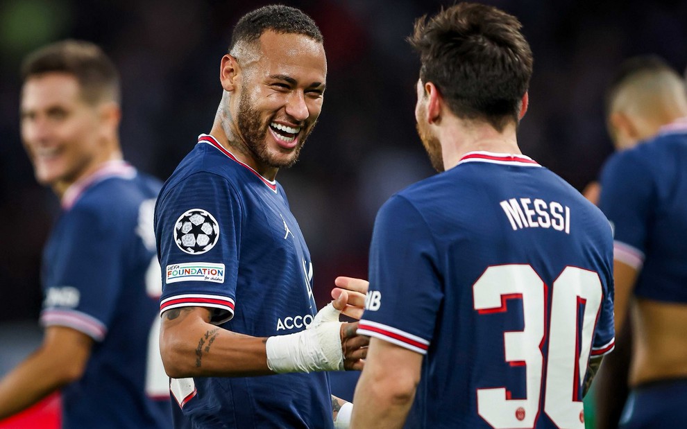 Neymar cumprimenta Messi depois de gol contra o Manchester City na Champions League, em jogo transmitido pelo SBT