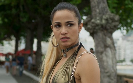 A personagem Sandra Helena (Nanda Costa) em cena do último capítulo Pega Pega, novela da Globo