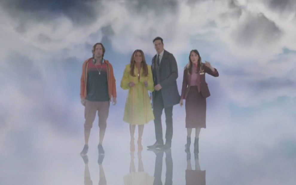 Vladimir Brichta, Giovanna Antonelli, Mateus Solano e Valentina Herszage surgem em fundo de céu em cena de Quanto Mais Vida, Melhor