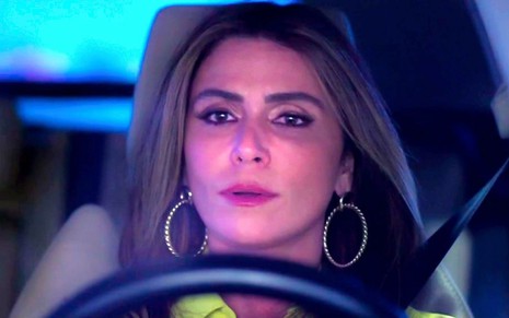 Paula Terrare (Giovanna Antonelli) dirige carro em cena de Quanto Mais Vida, Melhor!
