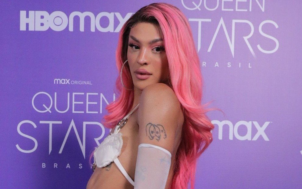 Imagem de Pabllo Vittar com peruca rosa durante apresentação do Queen Stars Brasil