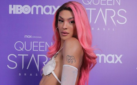 Imagem de Pabllo Vittar com peruca rosa durante apresentação do Queen Stars Brasil