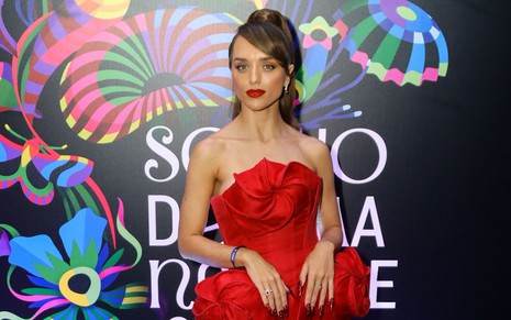 Rafa Kalimann faz carão durante o Baile da Vogue; ela usa vestido vermelho