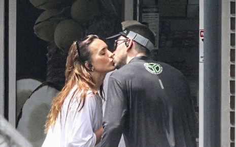 Rafa Kalimann usa roupas esportivas em passeio ao ar livre e beija novo affair