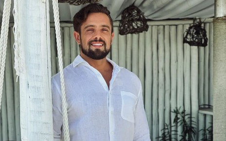 Rafael Cardoso posa usando blusa de botão branca