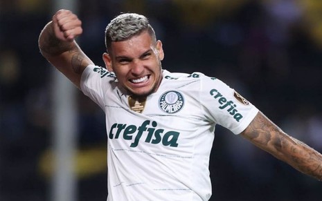 Rafael Navarro, do Palmeiras, comemora gol vestindo uniforme inteiro branco