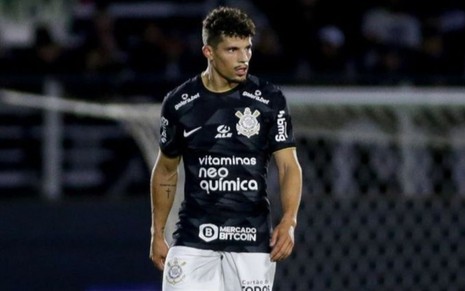 Rafael Ramos, do Corinthians, joga com uniforme preto com detalhes brancos