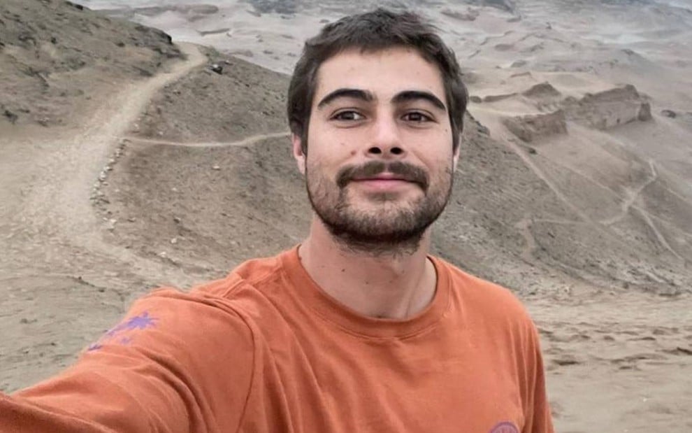 Rafa Vitti tirando selfie na areia