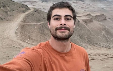 Rafa Vitti tirando selfie na areia