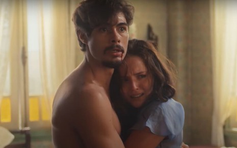 Davi (Rafael Vitti) abraça Elisa (Larissa Manoela) em cena da novela Além da Ilusão; os dois estão assustados